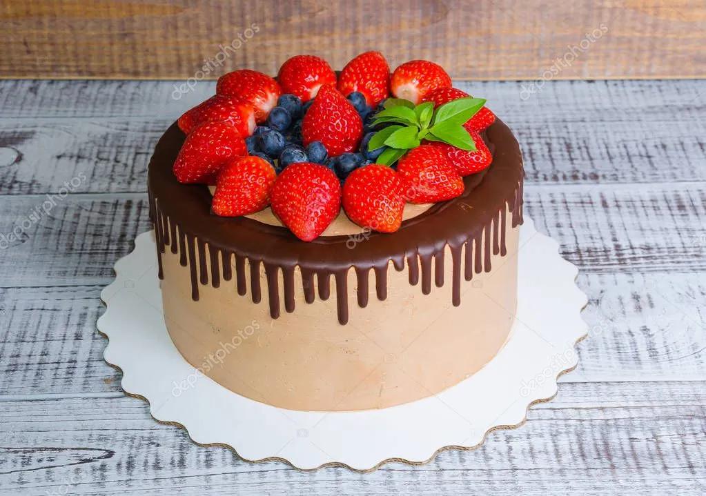 Schokolade Tropfen Kuchen mit Minze und Erdbeere — Stockfoto © tusya119 ...
