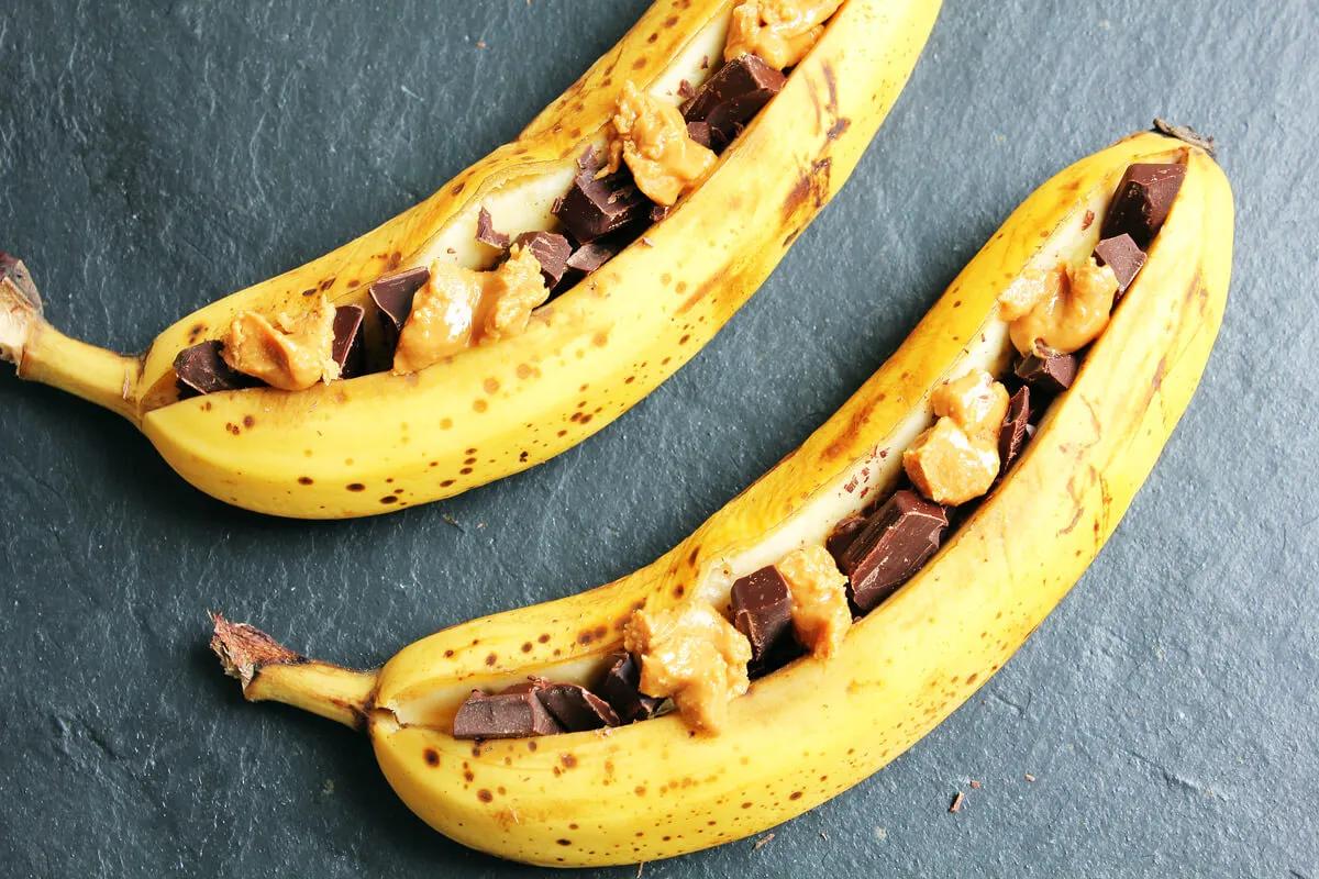 Gegrillte Banane mit Erdnuss &amp; Schokolade - Cheap And Cheerful Cooking