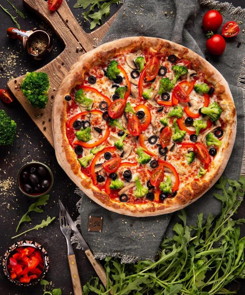 Vegetarische Pizza mit Safranbrokkoli und Oliven - Gourmet Safran