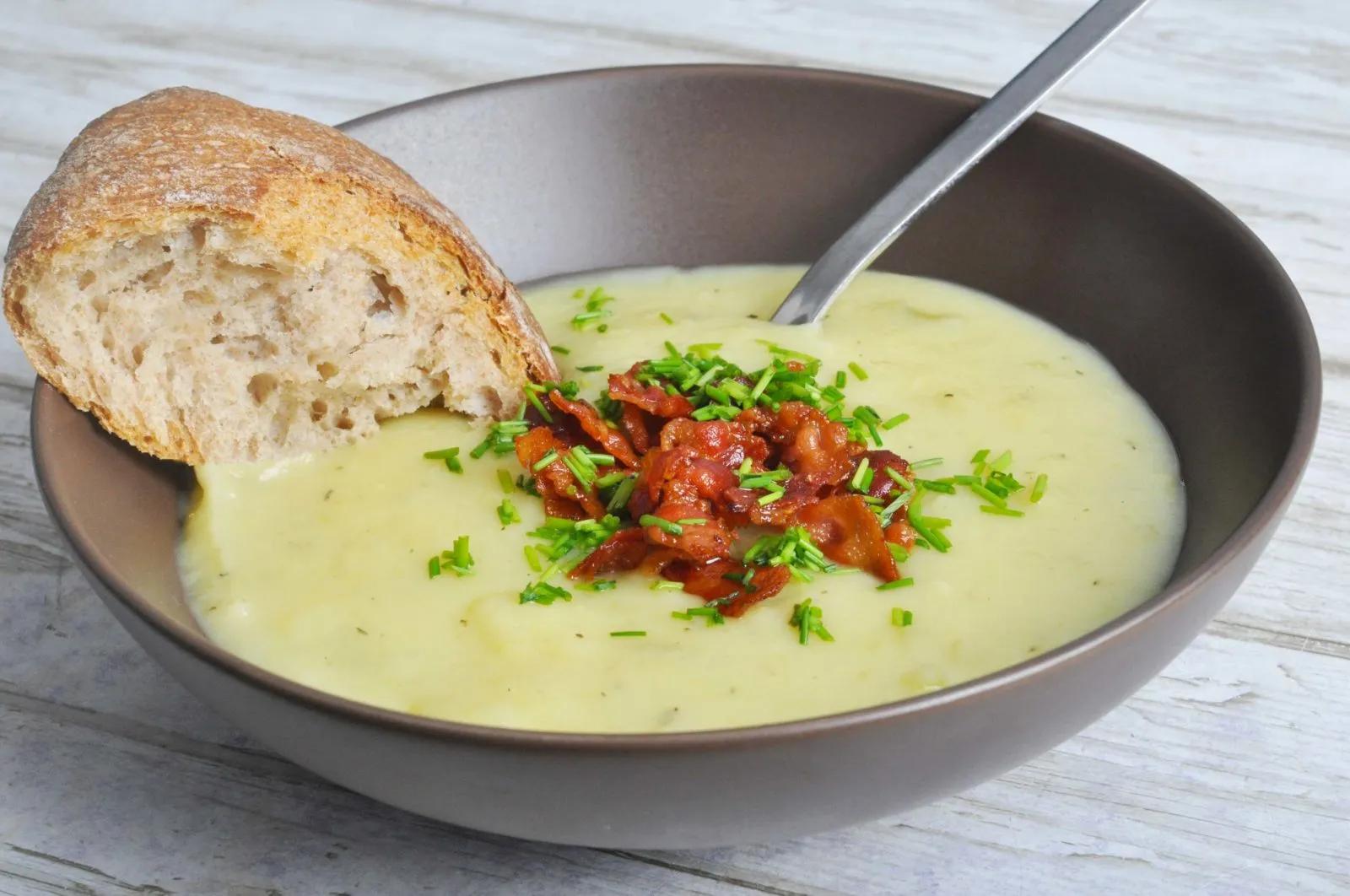 Classic potato soup with parma ham and wholewheat bread on the side