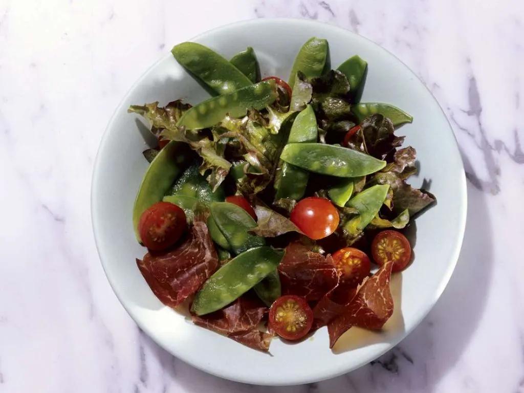 Salat mit Zuckerschoten und Bündner Fleisch Rezept | EAT SMARTER