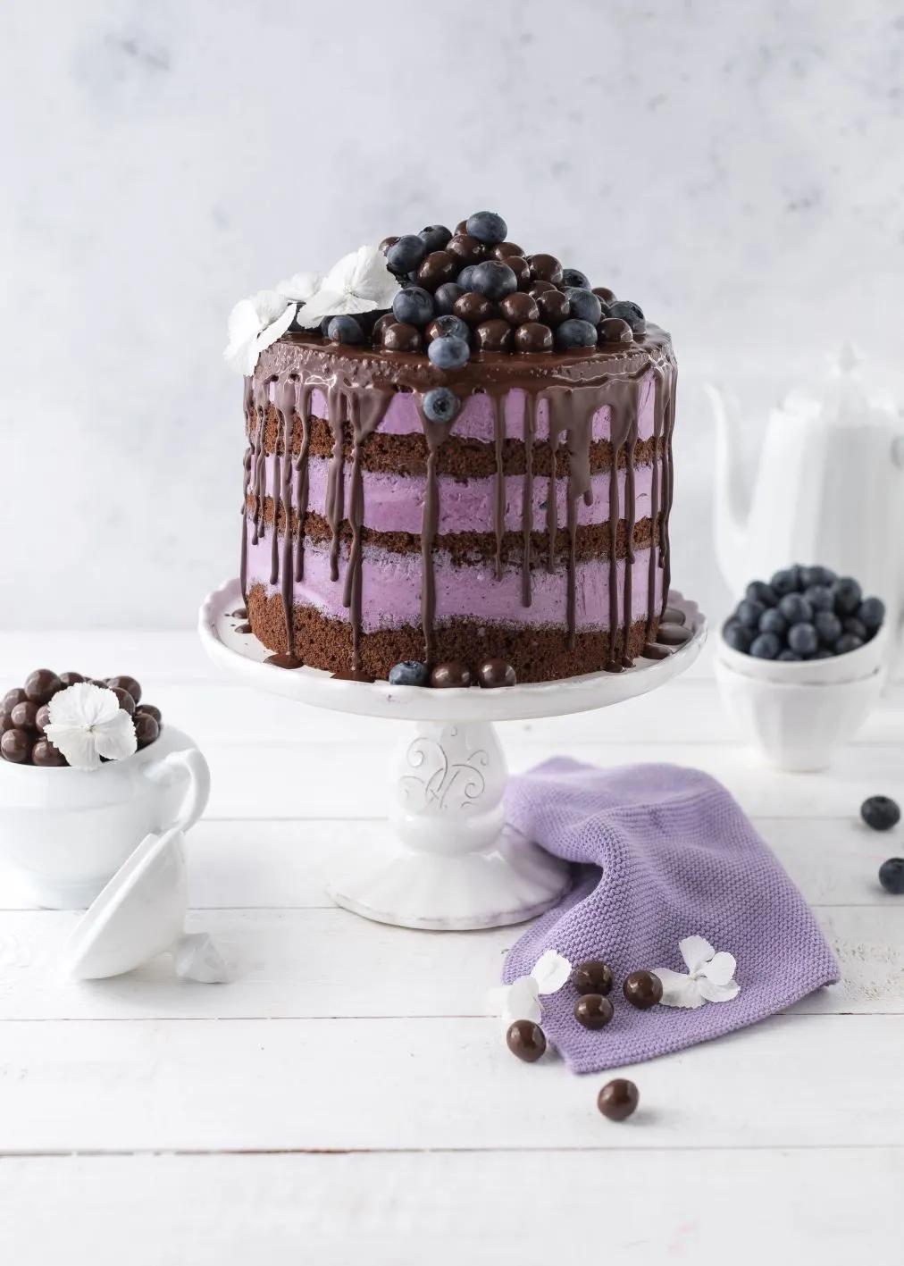 Blaubeer-Schoko-Layer Cake | Blaubeer torte, Kuchen und torten rezepte ...