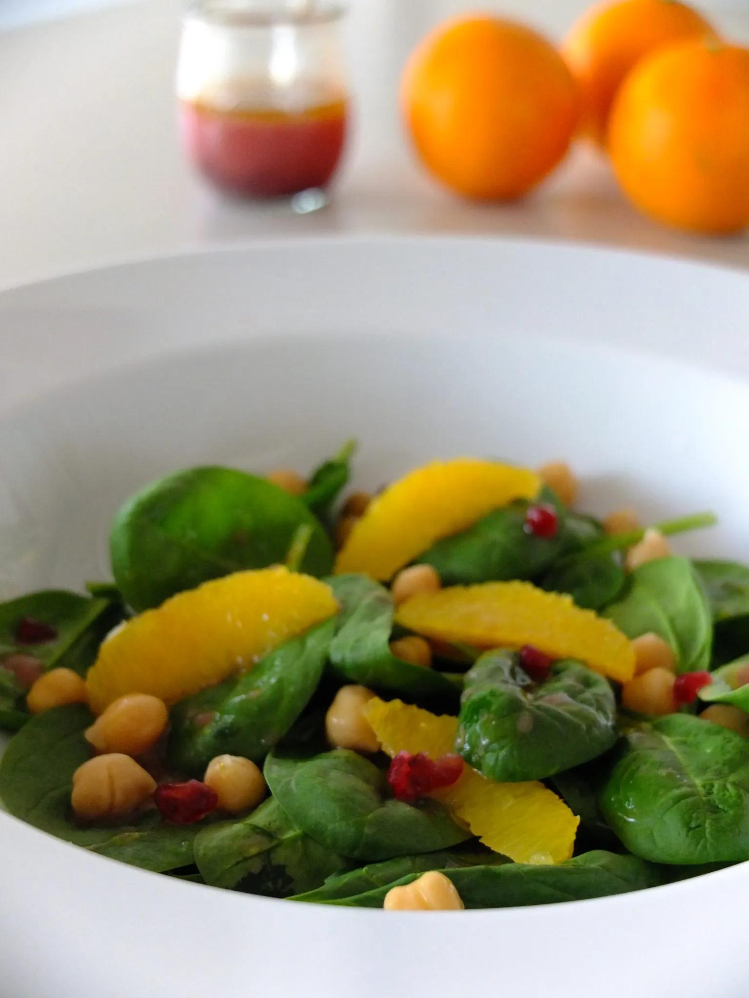 Babyspinat-Salat mit Kichererbsen und Orangen-Preiselbeer-Dressing ...