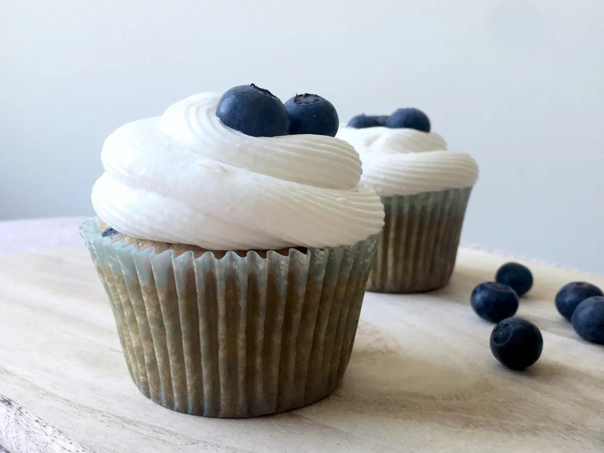 Kokos &amp; Blaubeer-Cupcakes mit Zitronen-Mousse – Vegantina