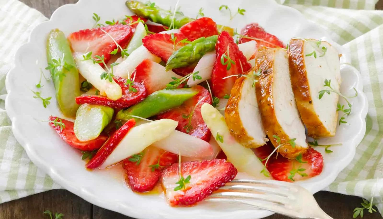 Erdbeer-Spargel-Salat mit Hähnchenbrust – Rezept für den Thermomix®
