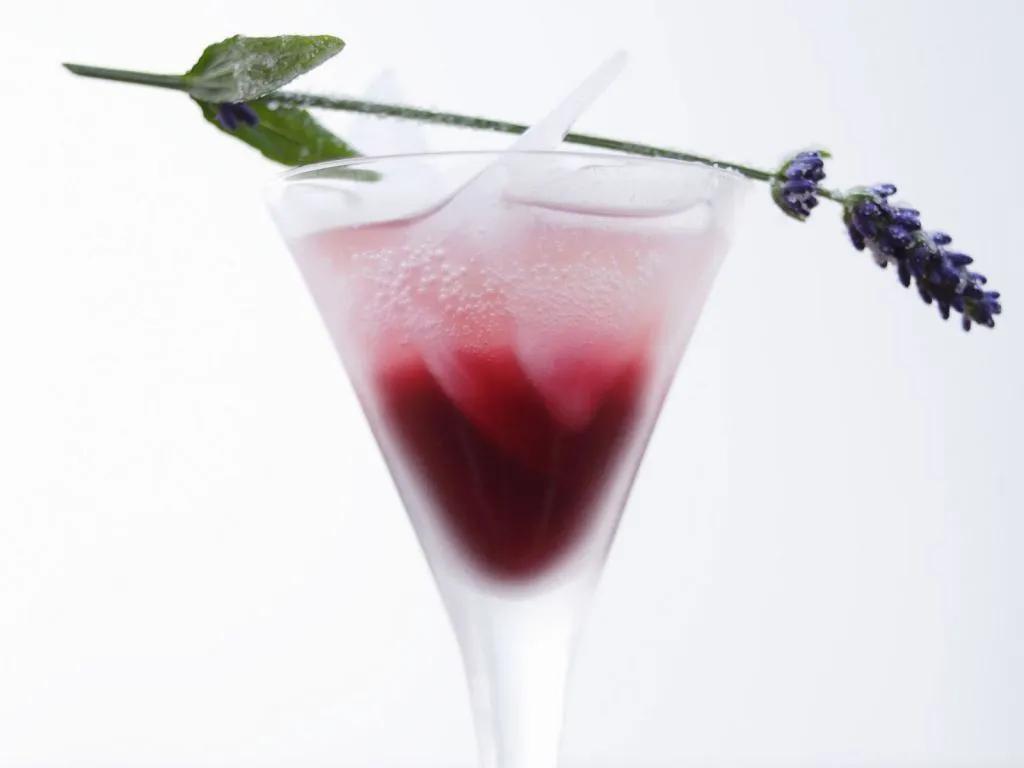 Blaubeer-Lavendel-Drink Rezept | EAT SMARTER