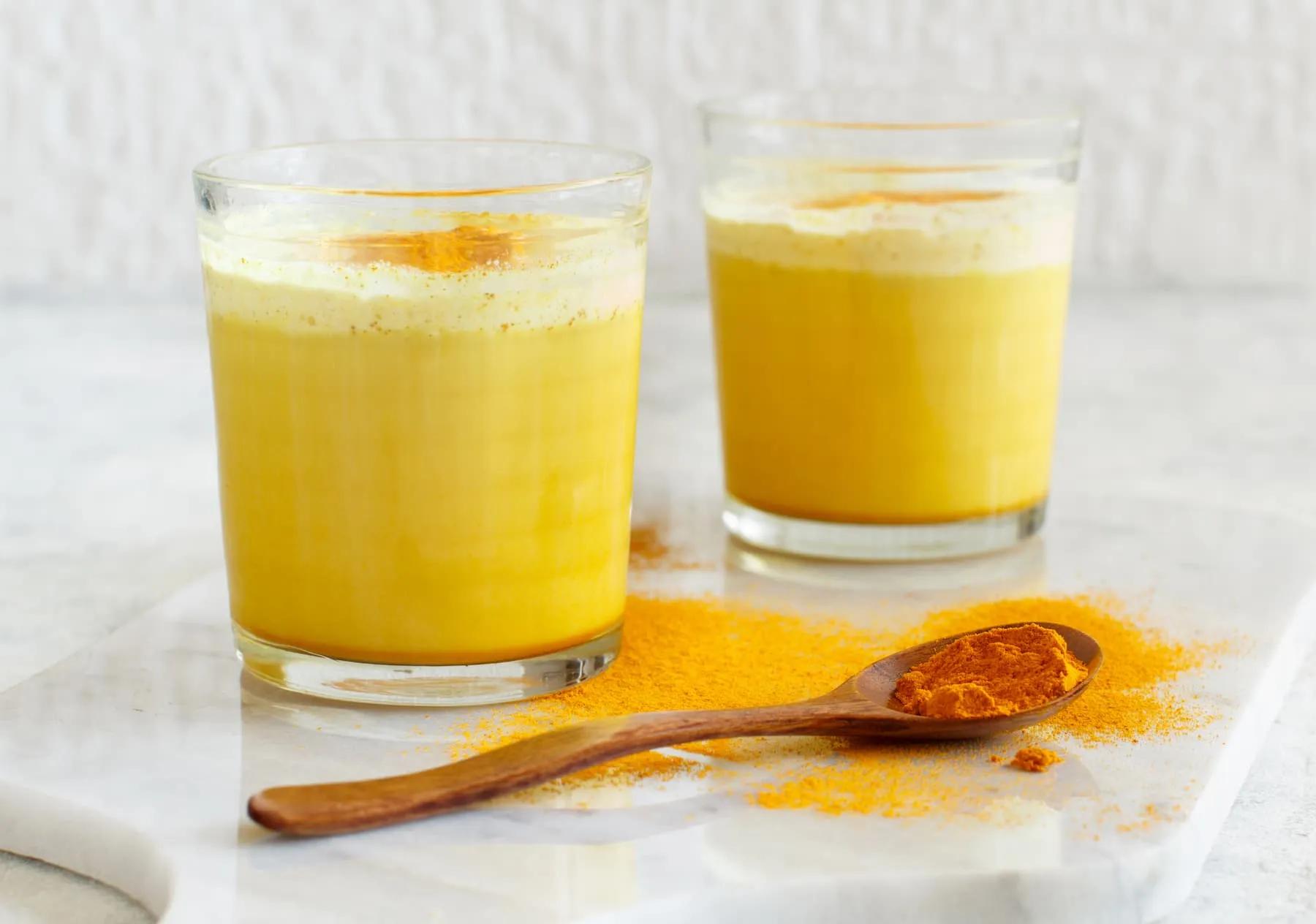 Goldene Milch - Rezept für die perfekte Kurkuma Milch - Sweet &amp; Healthy