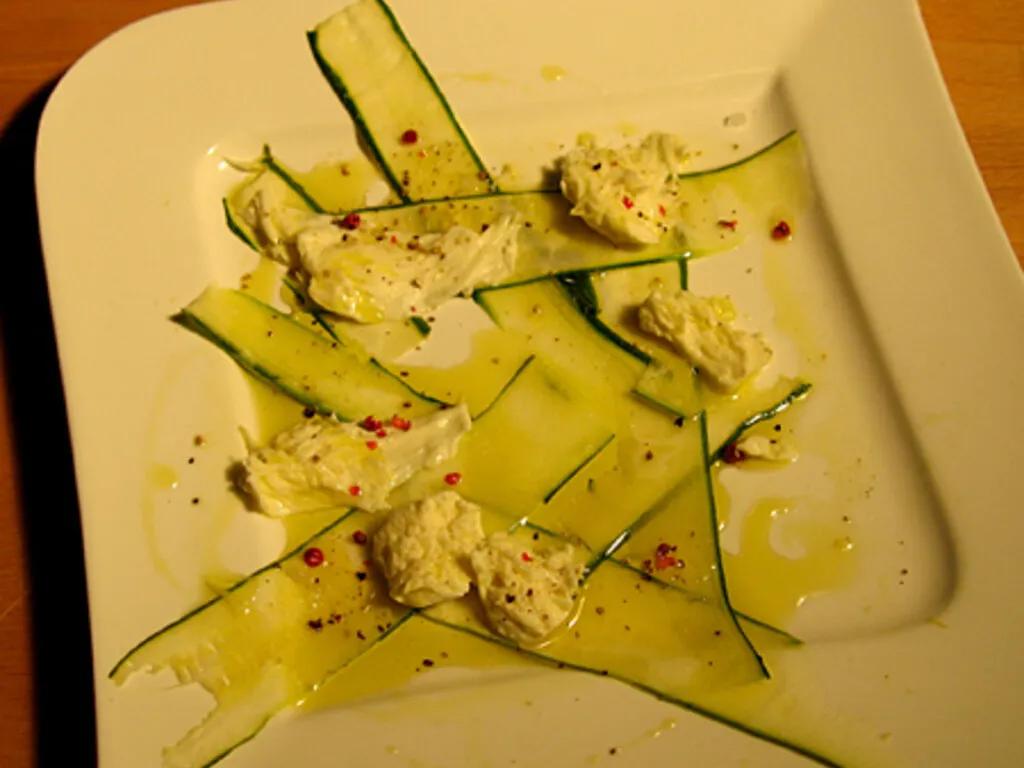 Mozzarella Zucchini Salat - einfach &amp; lecker | DasKochrezept.de