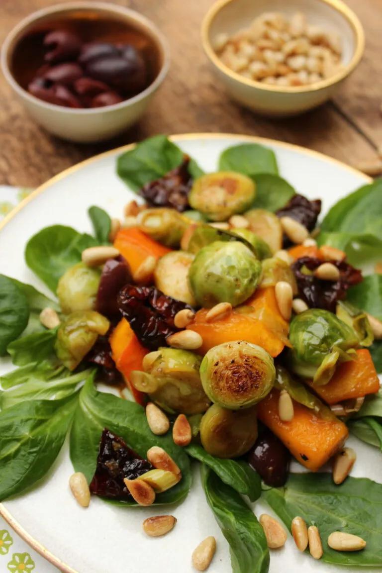 Rosenkohl-Kürbis-Salat mit geröstetem Gemüse und Pinienkernen