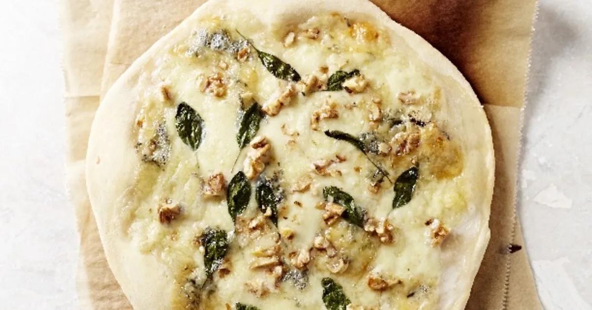 Pizza Bianca mit Gorgonzola, Mozzarella und Walnüssen - einfach ...