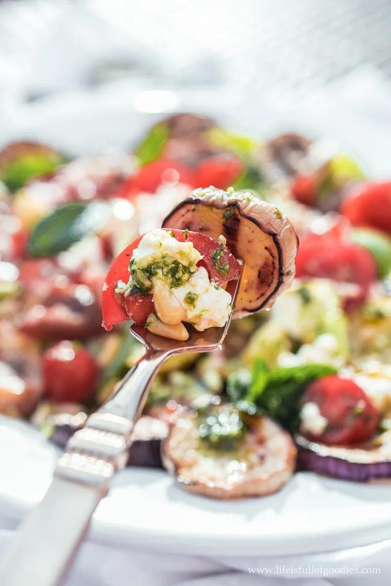 Auberginen Tomaten Salat mit Feta und Pinienkernen - Life Is Full Of ...