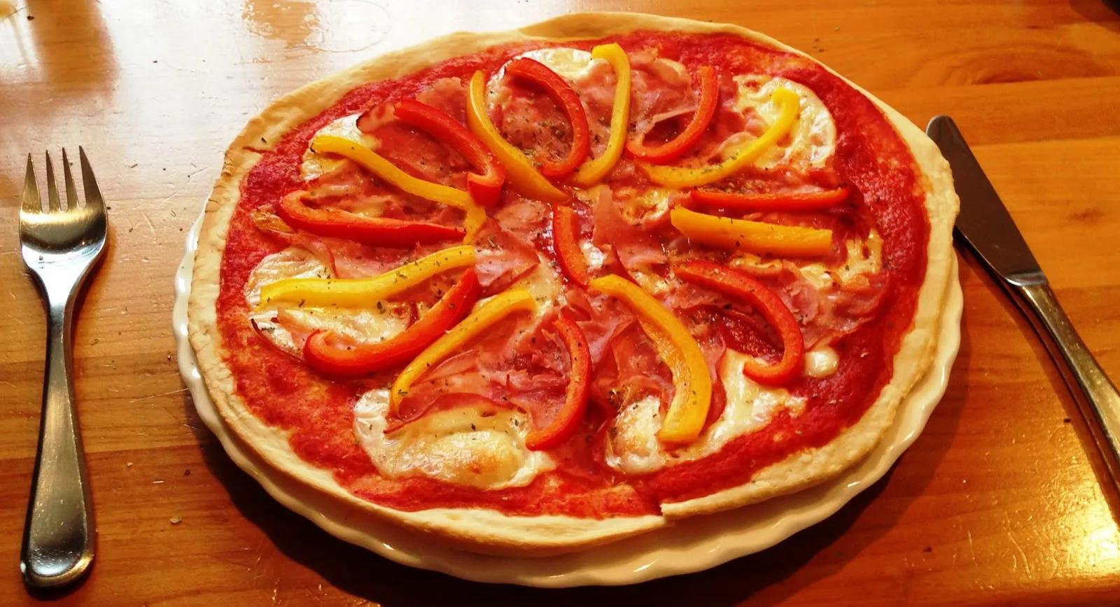 deliciouscooking: Pizza mit Schinken und Peperoni