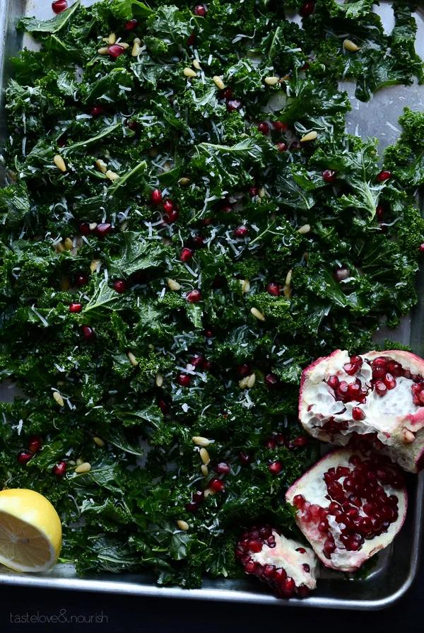 Massierter Grünkohlsalat mit Parmesan, Pinienkernen und Granatapfel ...