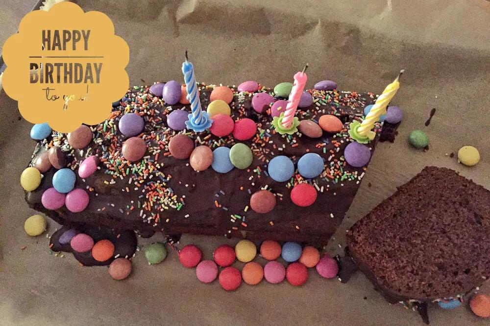 Geburtstagskuchen: Schokoladenkuchen mit Smarties - unser all time ...