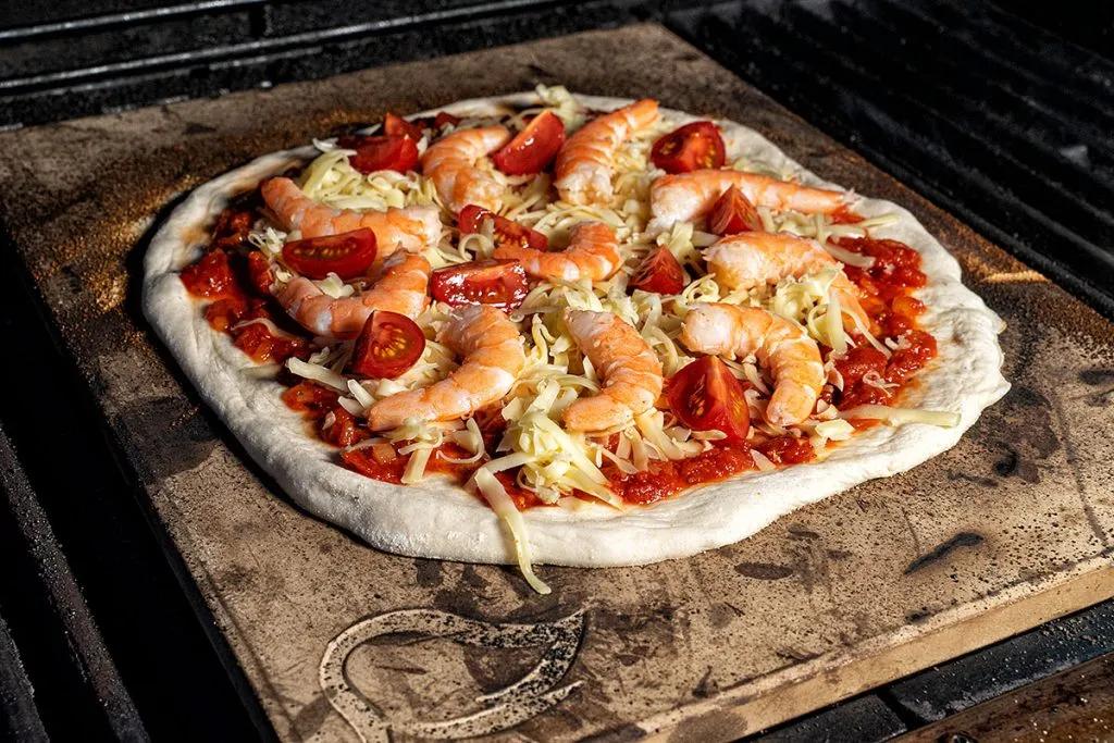 Garnelen-Pizza mit Tomaten u. Basilikum - bigBBQ