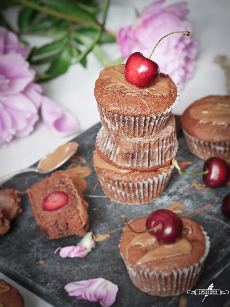 Einfach und sehr saftig: glutenfreie Schokoladen Muffins mit Kirschen ...