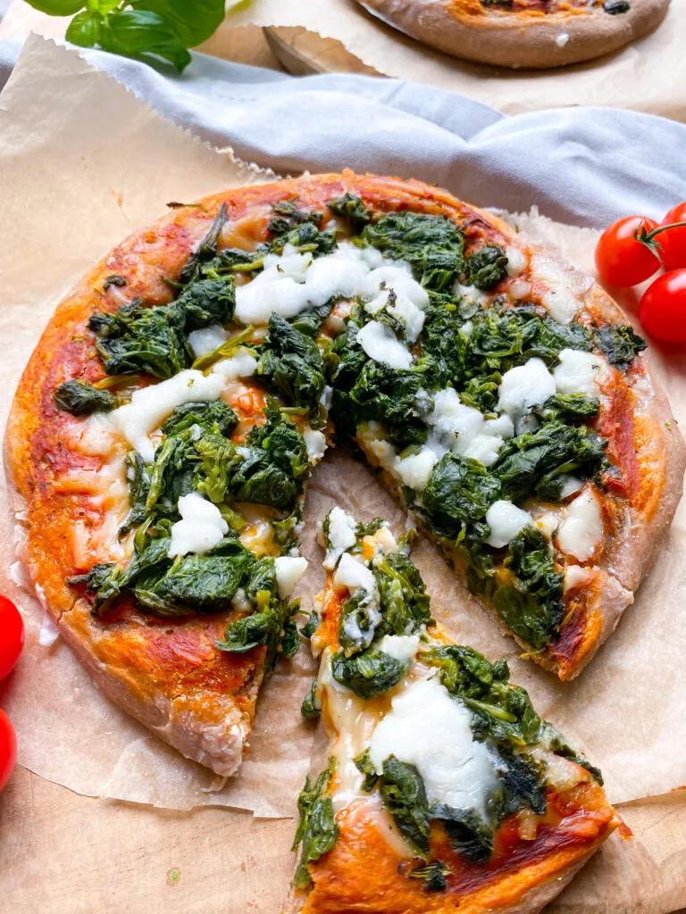 Spinat-Pizza mit veganem Feta - Lieblingsrezept