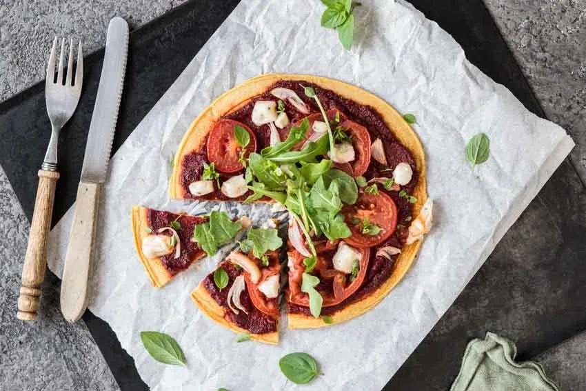 Glutenfreie und vegane Pfannkuchen Pizza ohne Hefe