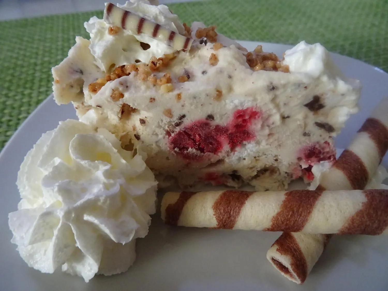 Sahne-Baiser-Eistorte mit Himbeeren - Rezept - kochbar.de