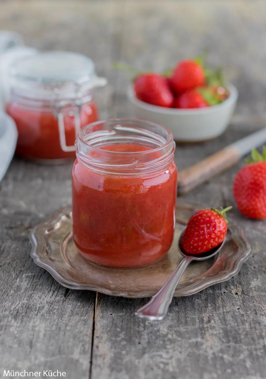 Rezept für Erdbeer-Rhabarber-Marmelade - münchner-küche