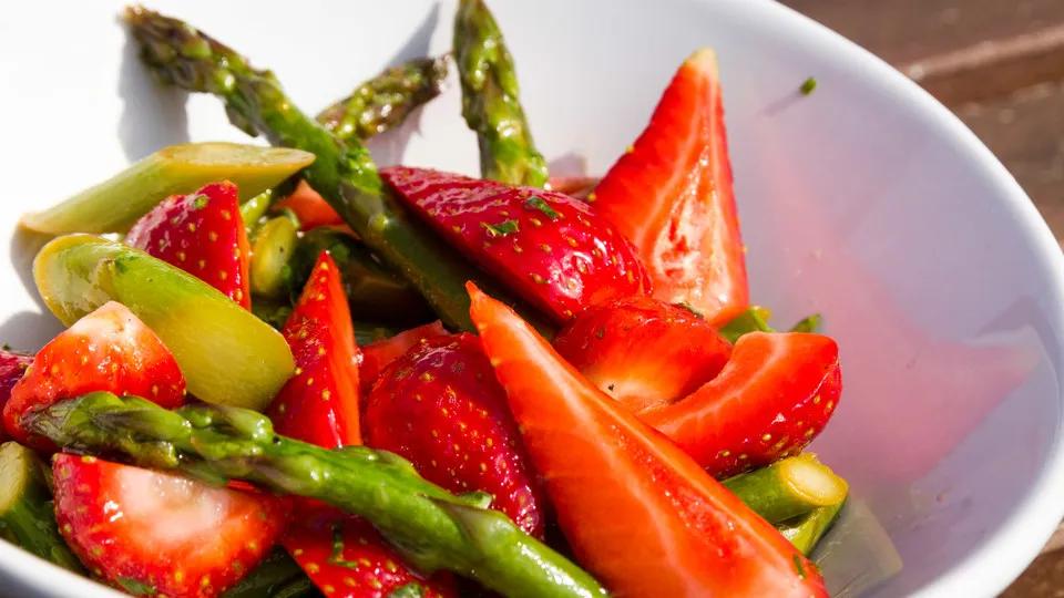 Grüner Spargelsalat mit Erdbeeren von Der_BioKoch | Chefkoch