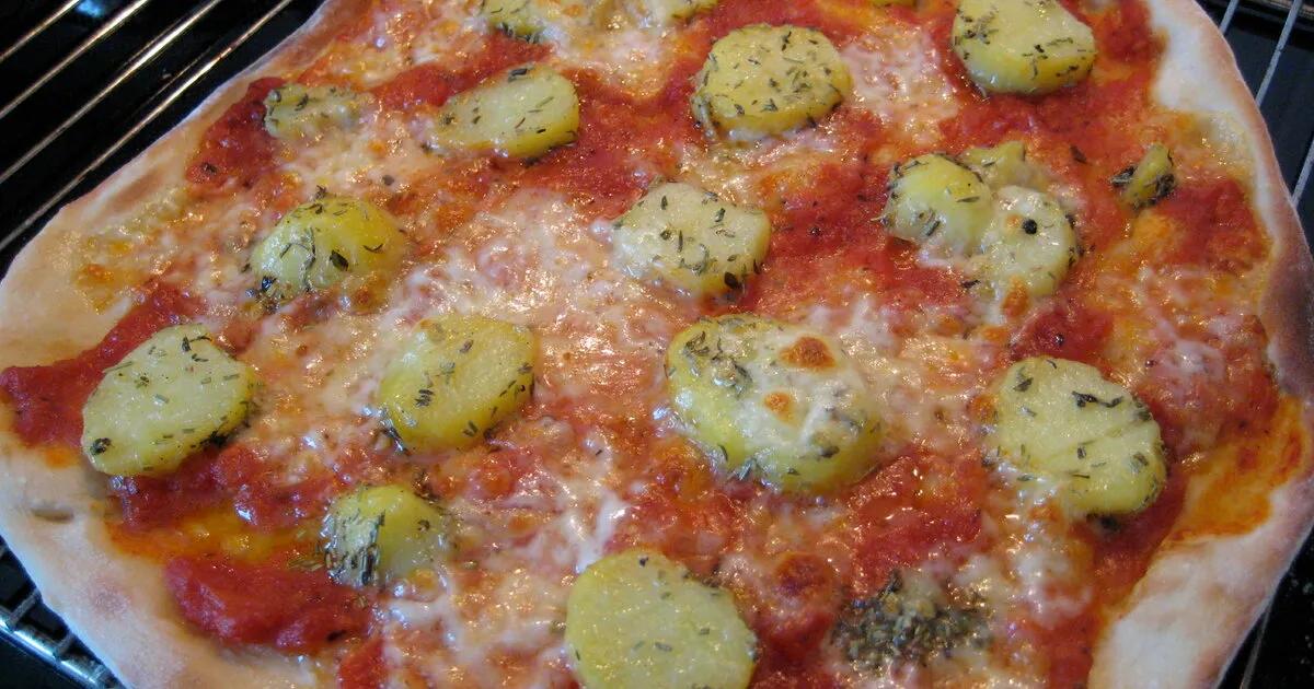 Pizza mit Kräuterkartoffeln - einfach &amp; lecker | DasKochrezept.de