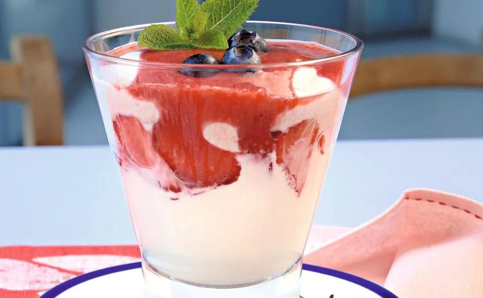 Vanille- und Zitronencreme mit Erdbeersauce • Rezept • GUSTO.AT