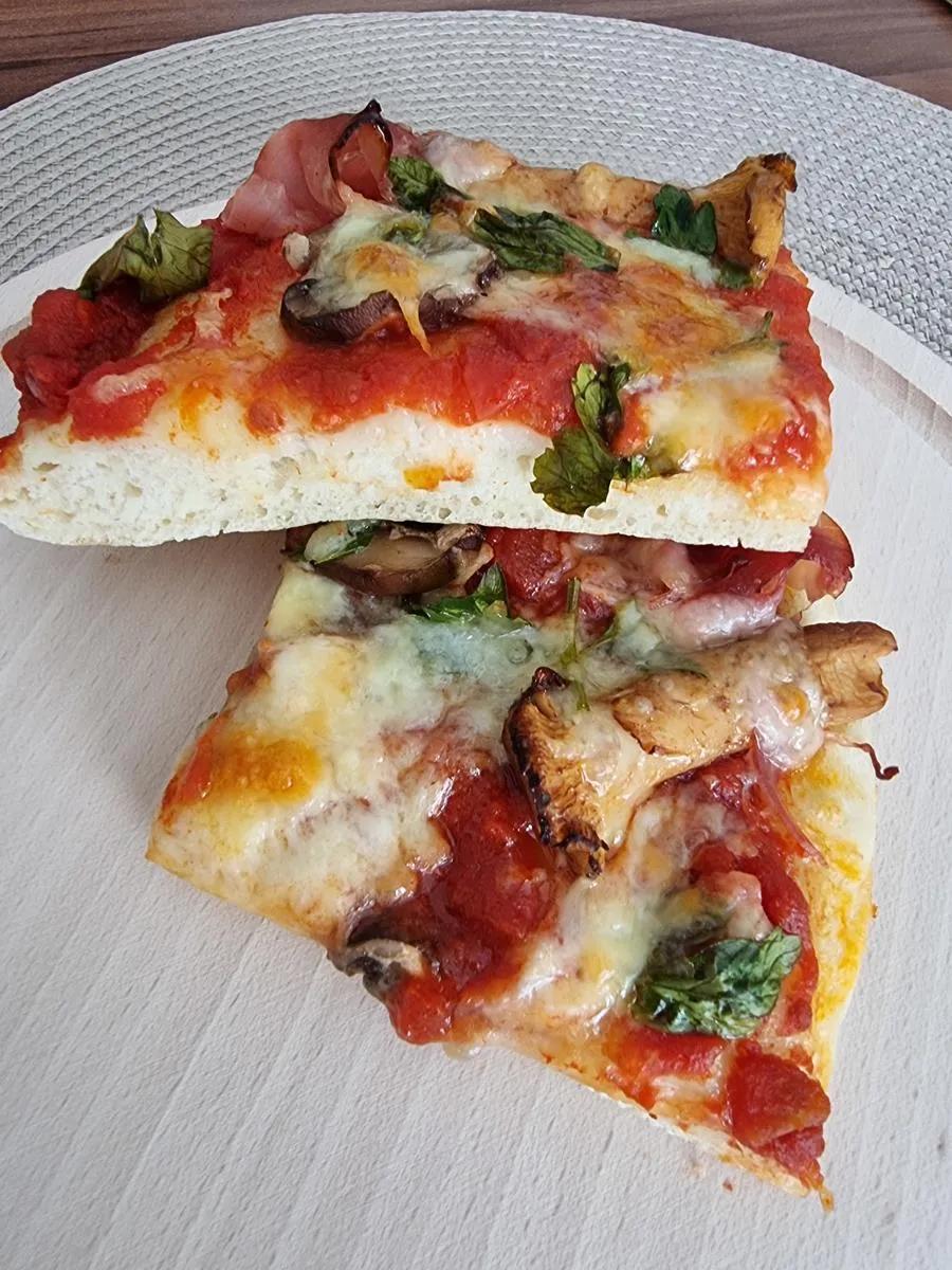 Scharfe Pizza mit Pilzen und Schinken - Rezept - kochbar.de