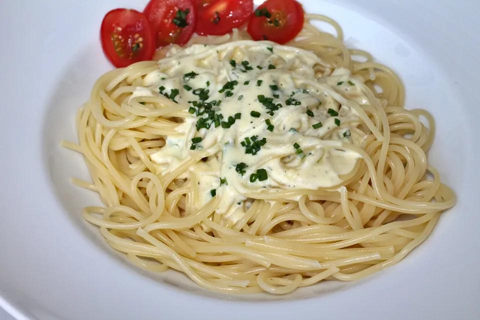 Spaghetti mit Knoblauch-Käsesauce | Käsesauce, Käsesauce rezept ...