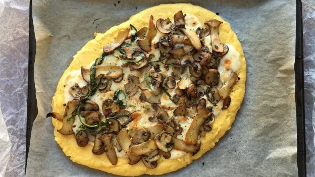 Polenta-Pizza mit Pilzen, Taleggio und frischem Estragon - A point - SRF