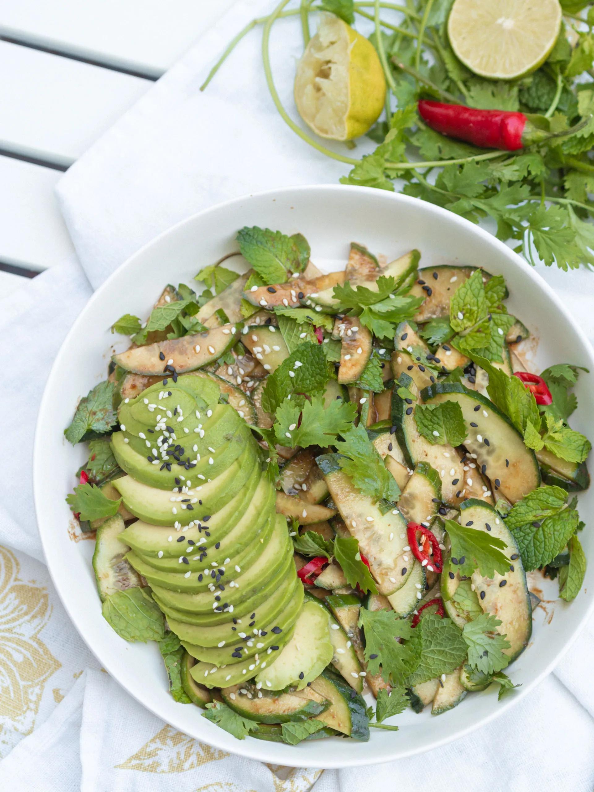 Gurken Avocado Salat mit Miso Dressing - Lykke Life