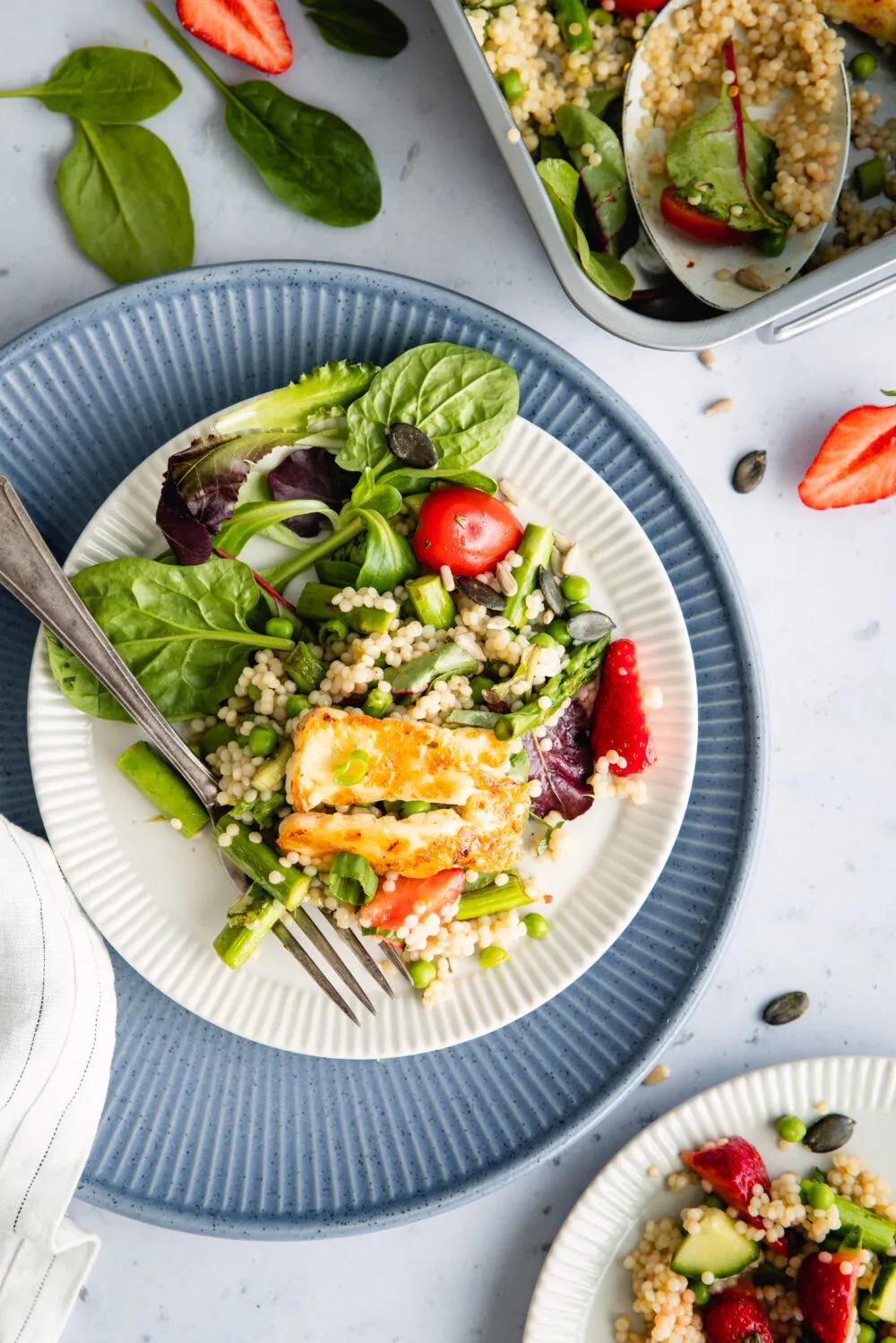 Couscous Salat mit grünem Spargel und Erdbeeren - Hey Foodsister