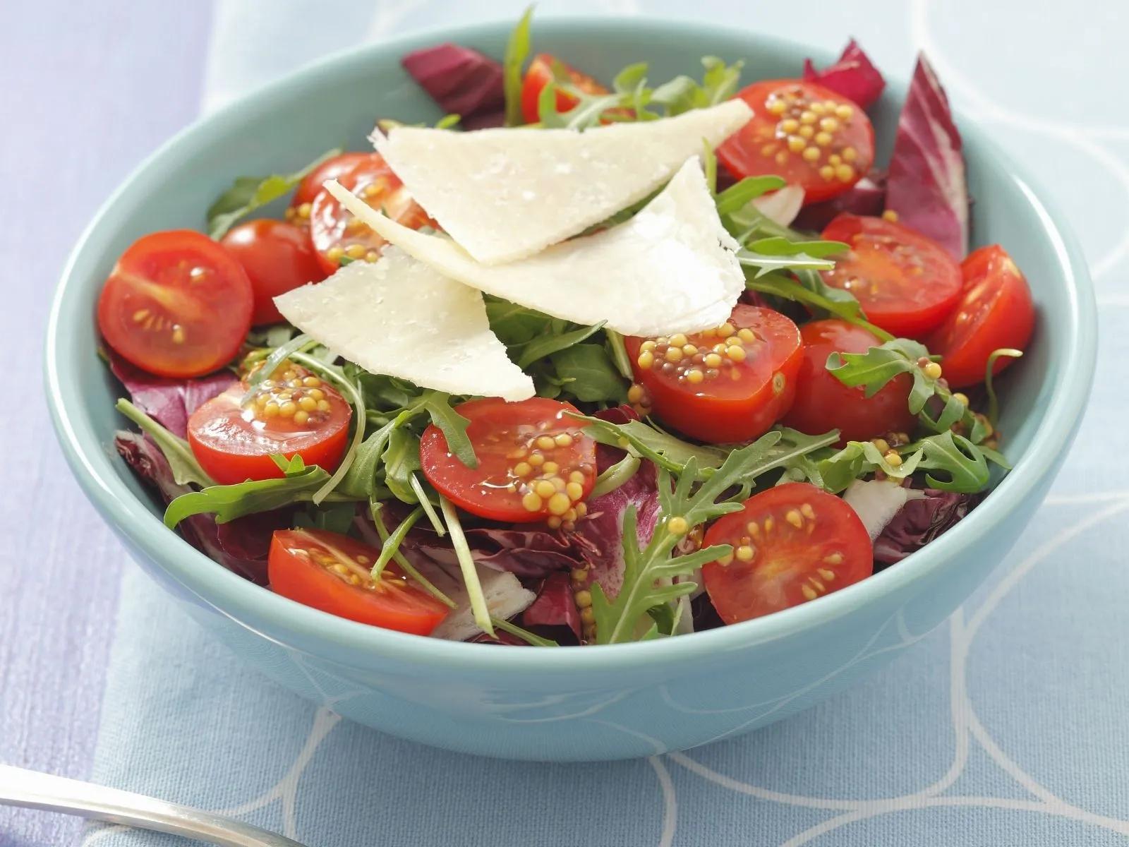 Radicchio-Rucola-Salat mit Cherrytomaten und Parmesan Rezept | EAT SMARTER
