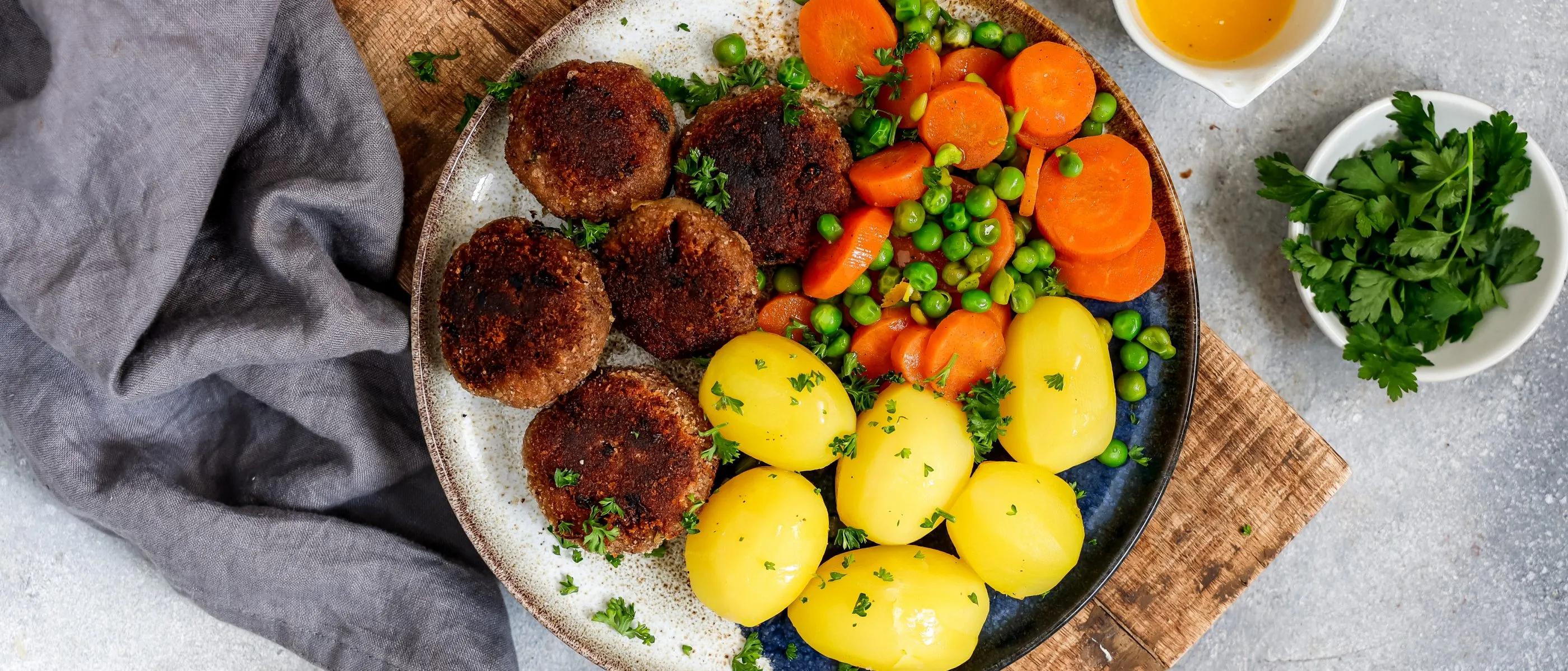 Vegane Frikadellen mit Kartoffeln und Erbsen-Möhren-Gemüse – Rezepte ...
