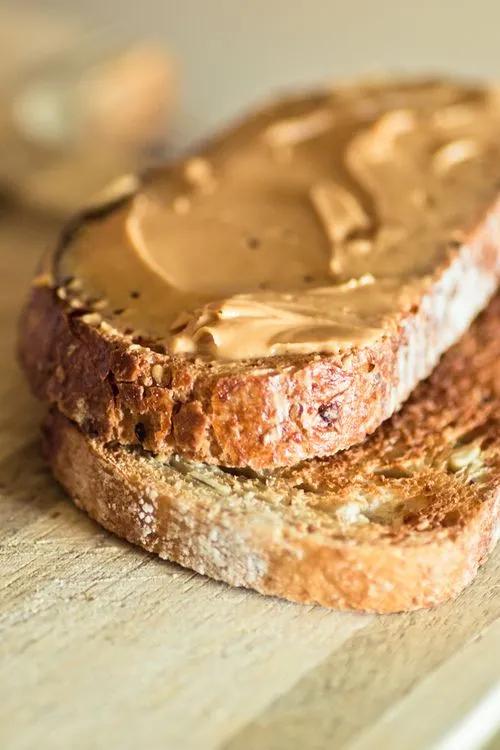 Knuspriges Brot mit Erdnussbutter | Erdnussbutter, Leckereien, Butter
