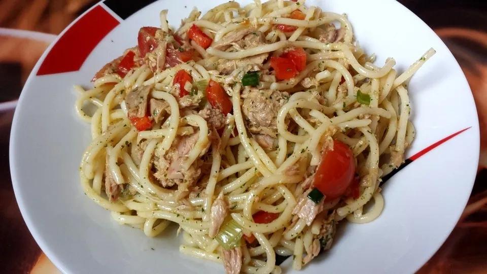 Spaghettisalat mit Thunfisch und Paprika von Schmackofatzli | Chefkoch