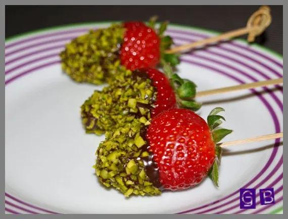 Rezept: Erdbeeren mit Schokolade und Pistaziensplitter