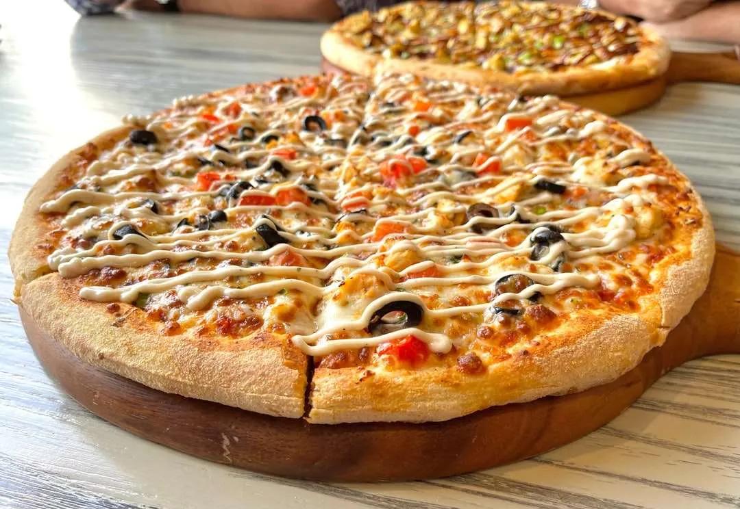 Pizza met pepperoni en kaas - online puzzel