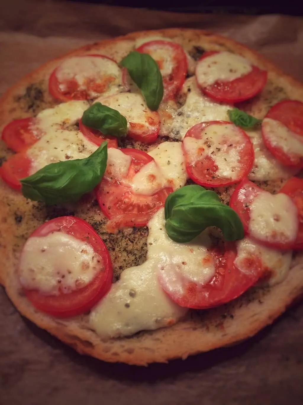 Fladenbrotpizza Rezept Tomate-Mozzarella (mit Bildern ...