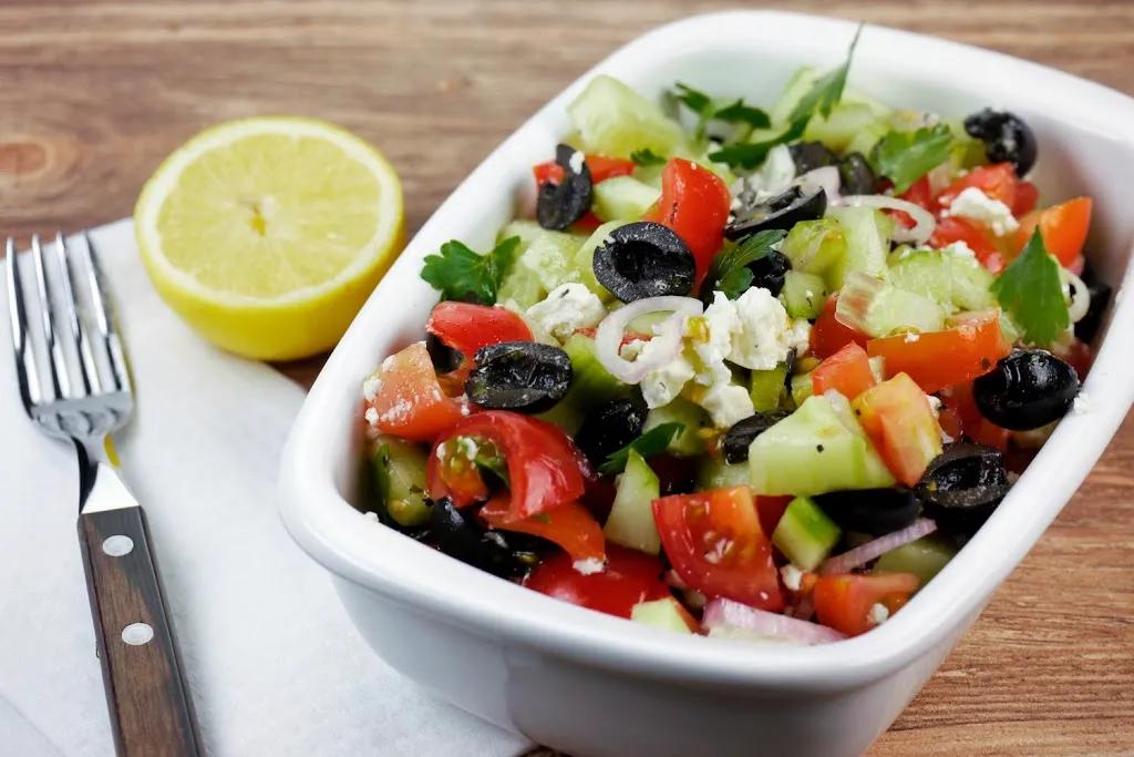 Griechischer Salat mit Tomaten, Gurken, Oliven und Feta ...