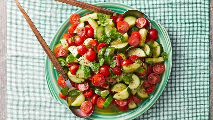 Frischer Gurken-Tomaten-Salat mit Minze | Rezept | Gurken tomaten salat ...
