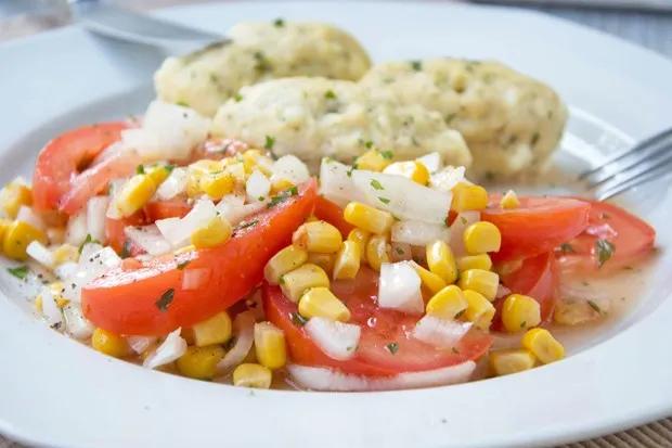 Tomaten - Mais - Salat mit Feta - Rezept