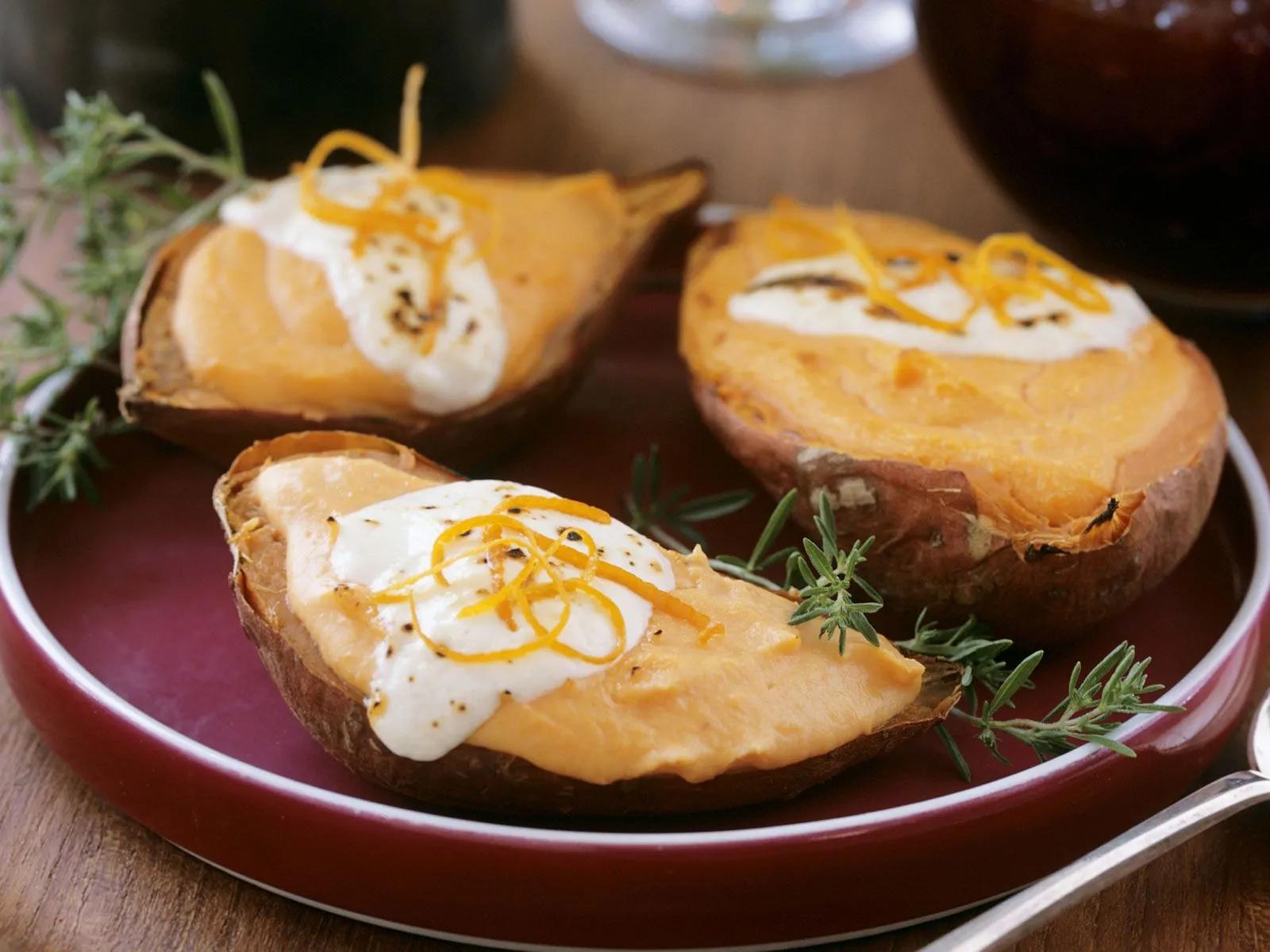 Gebackene Süßkartoffeln mit Schmand Rezept | EAT SMARTER