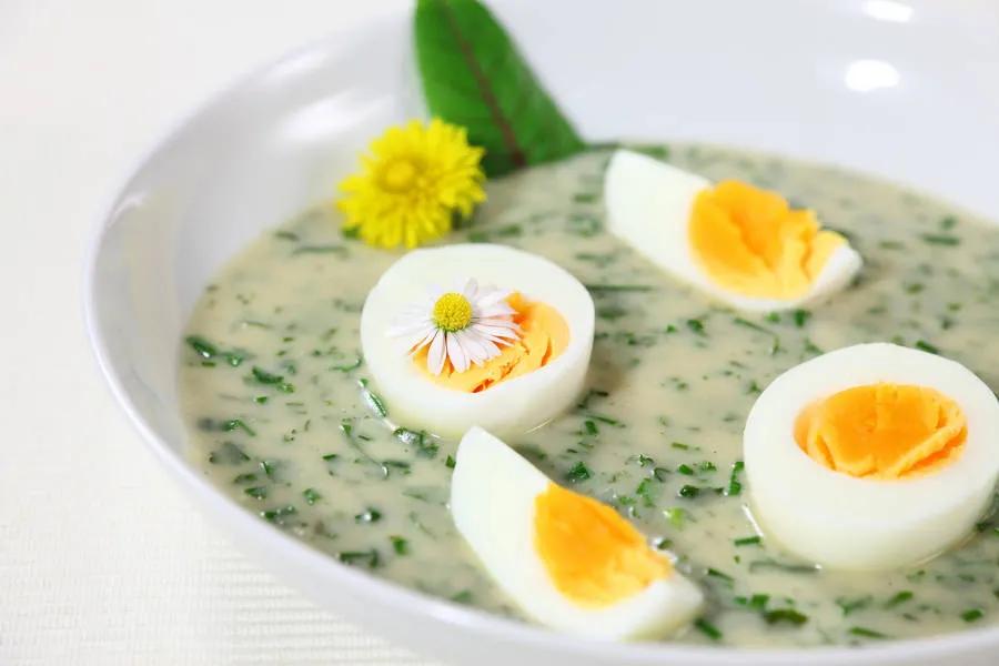 Gekochte Eier in Kräutersauce - Oma Kocht