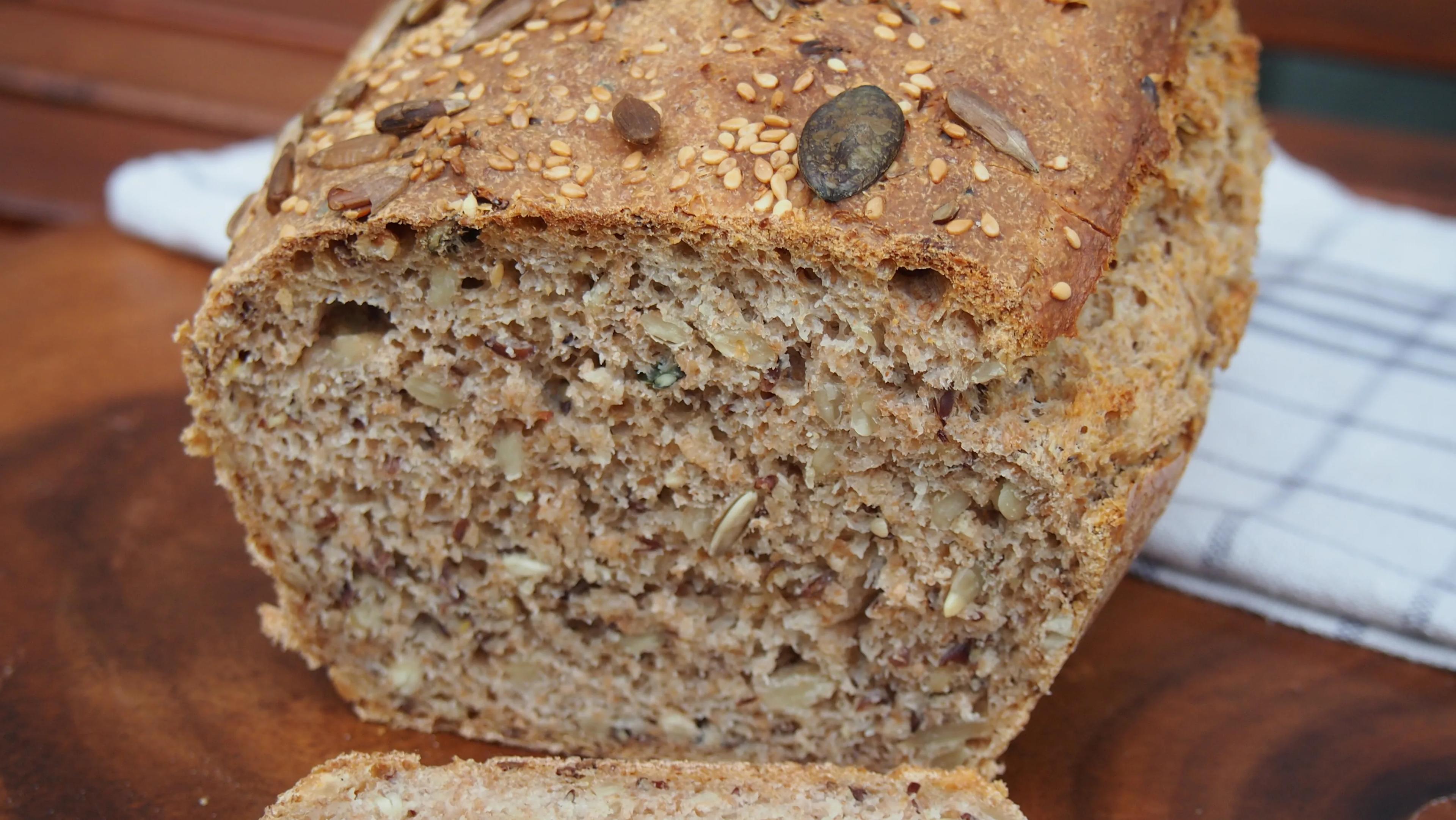 Vollkorn Dinkel Brot mit Sonnenblumenkernen (vegan) - Bake it naked