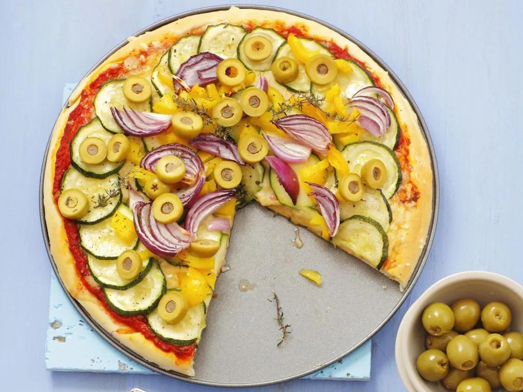 Gemüse-Pizza mit Zucchini, Paprika und Oliven Rezept | EAT SMARTER