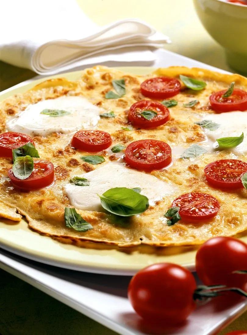 Pfannkuchen-Pizza mit Tomaten und Mozzarella Rezept | EAT SMARTER