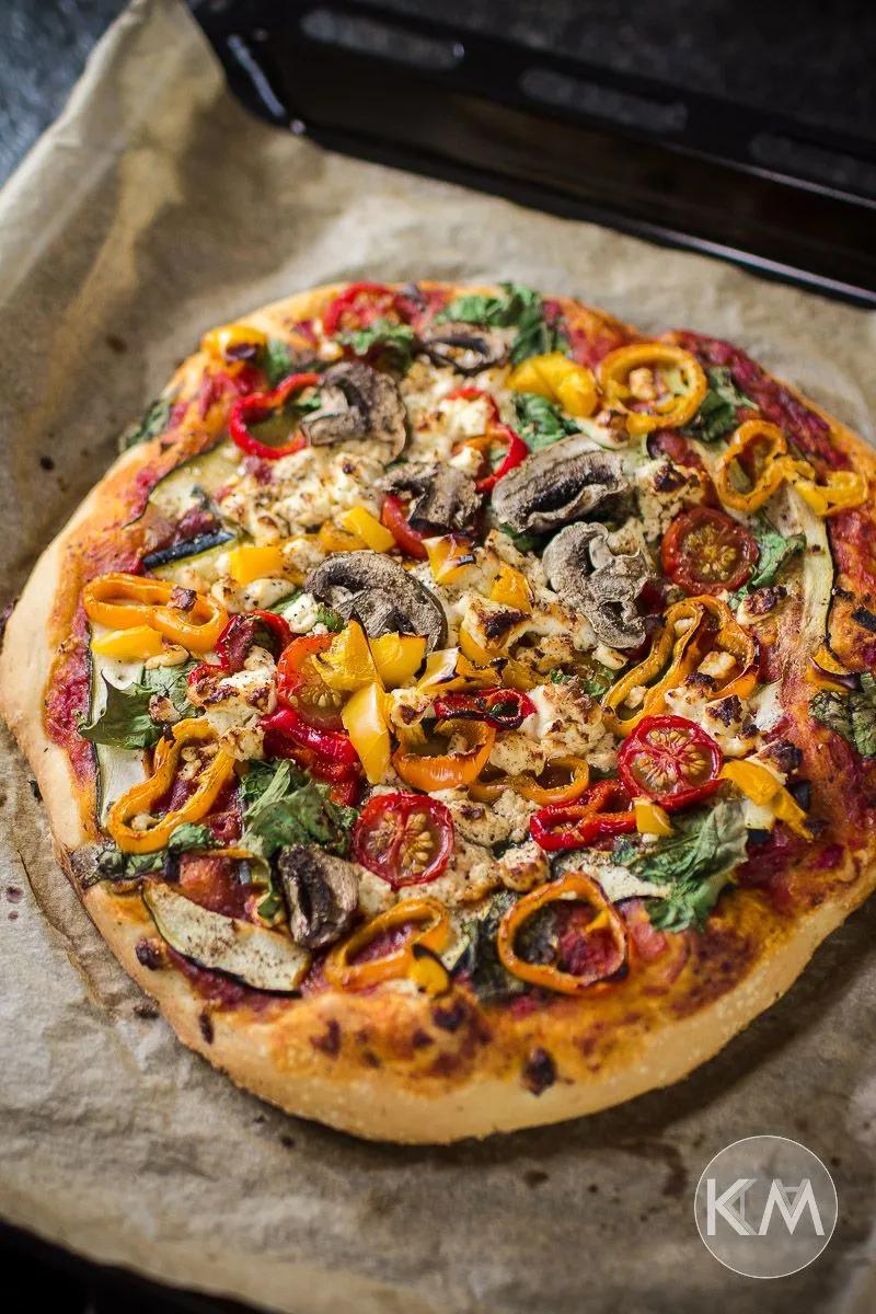 Veggie Pizza mit Schafskäse, Paprika und Champignons Easy Summer ...