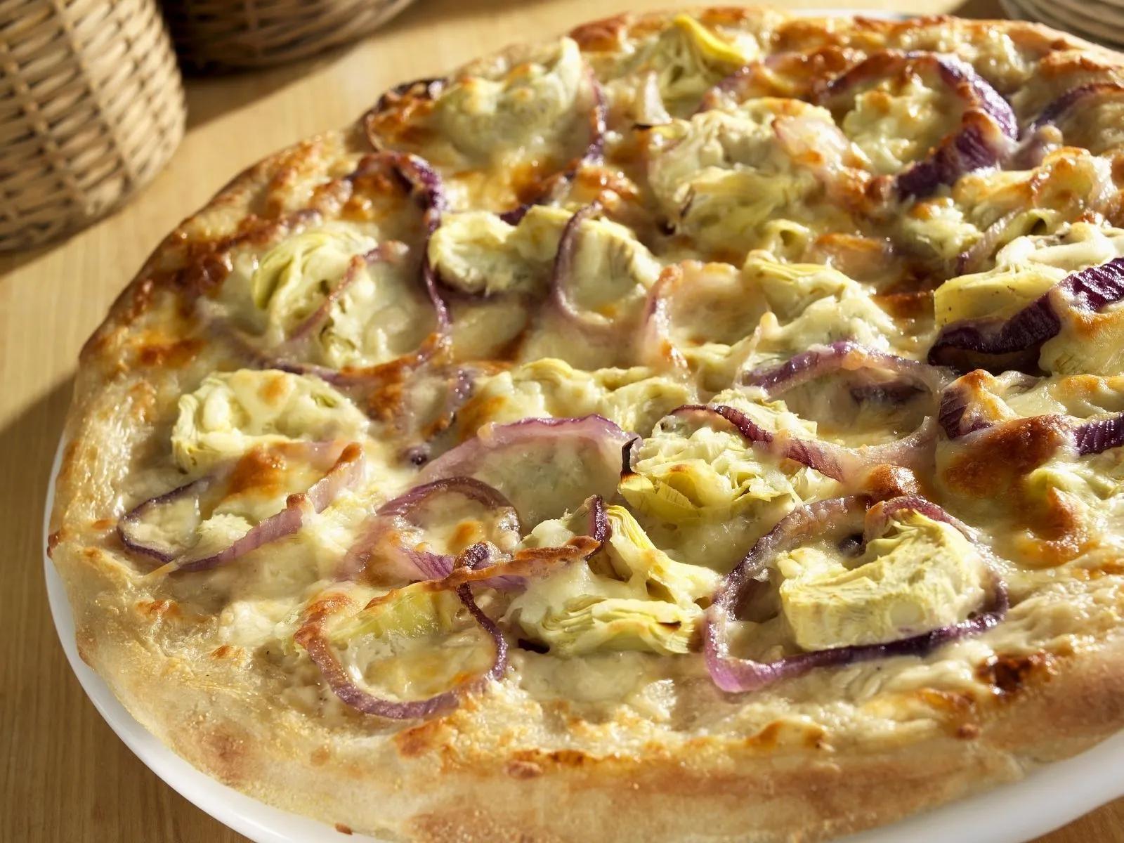 Artischocken-Pizza mit roten Zwiebeln Rezept | EAT SMARTER