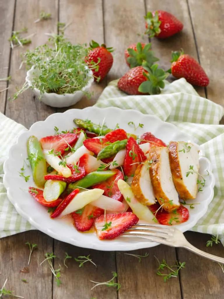 Erdbeer-Spargel-Salat mit saftiger Hähnchenbrust | Foodio